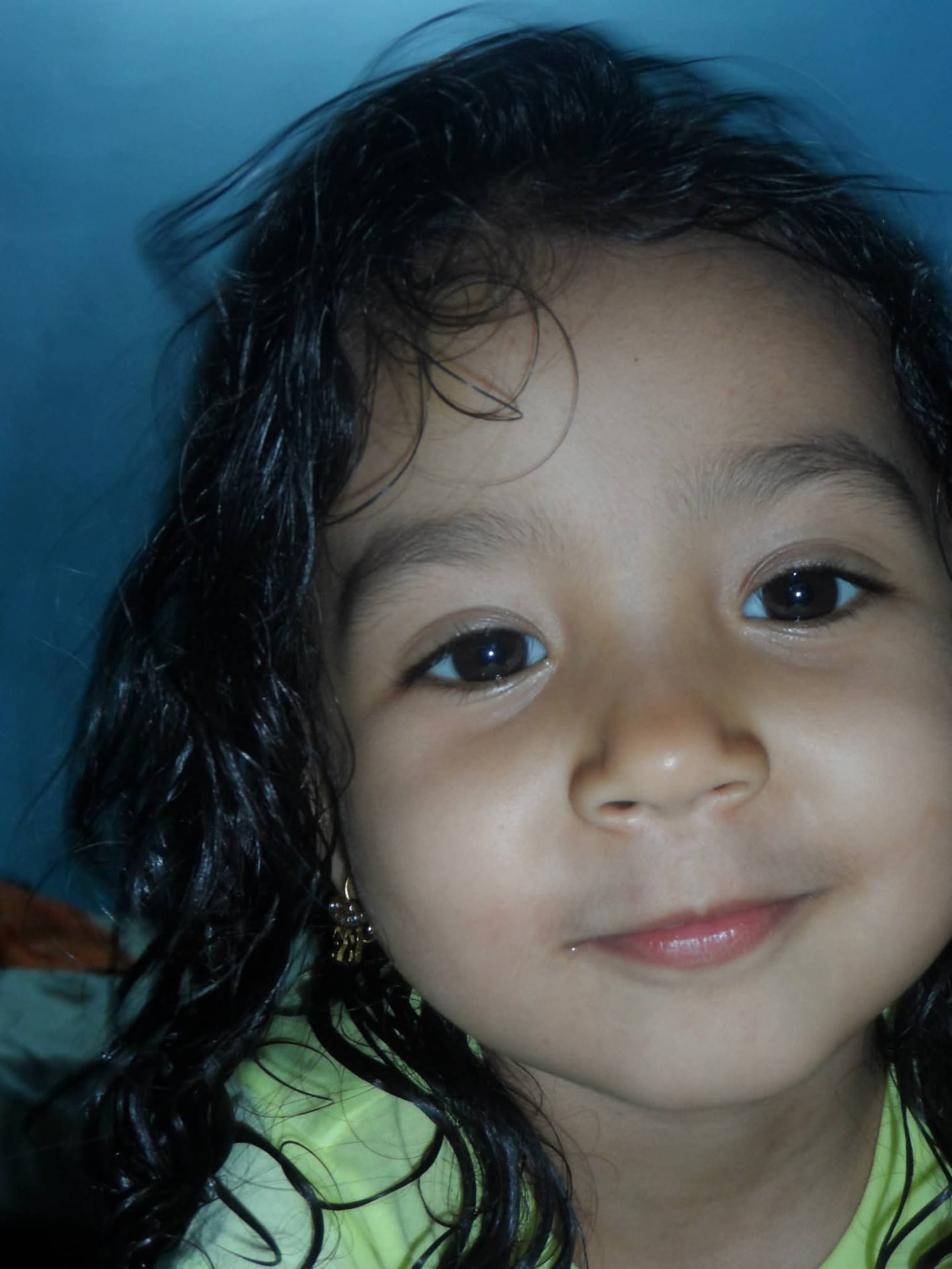 Retrato de Sofía sonriendo de niña