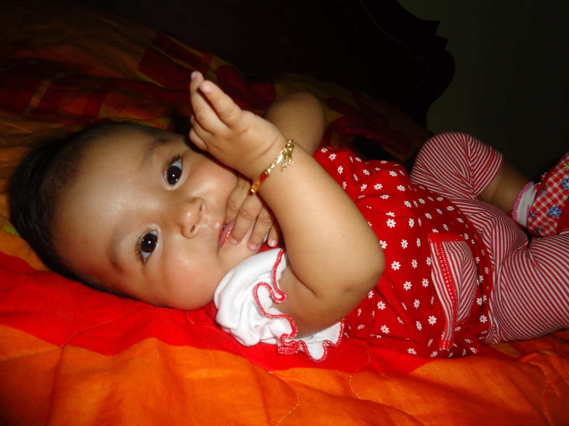 Sofía bebé recostada con vestido rojo
