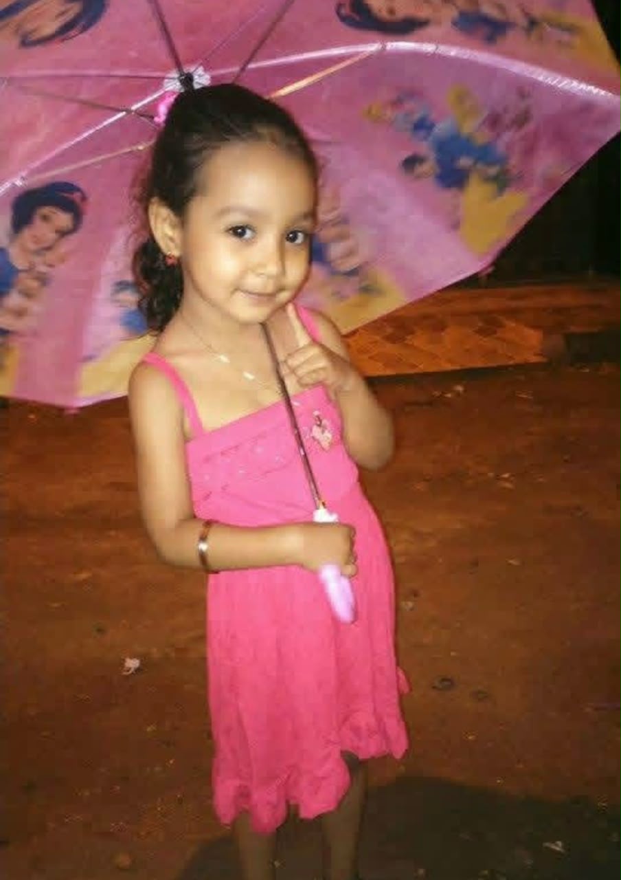 Sofía de niña con sombrilla rosada