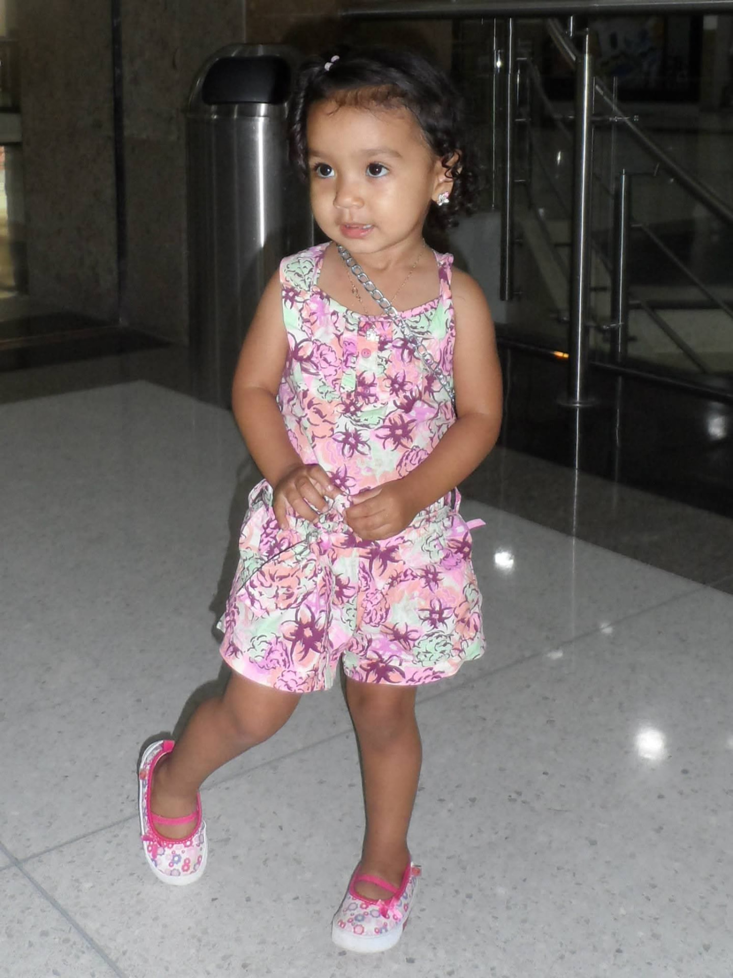 Sofía de niña con vestido floral