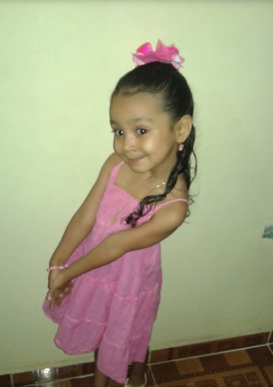 Sofía de niña con vestido rosado y moño